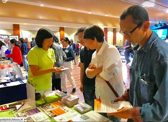 CACCC member talking to attendee 