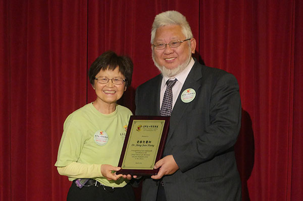 Sandy Stokes presenting awards to Dr. Sheng-Jean Huang