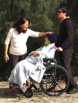 李靜誼 (Jing Yi Lee) with mom in wheelchair