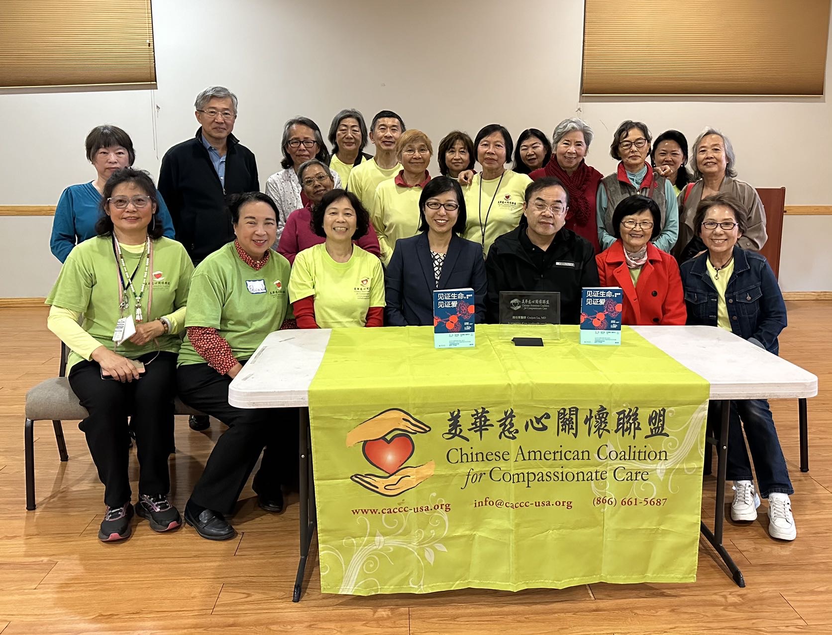 Dr. Guijun Lu in group photo with members and volunteers of CACCC during Southern California visit